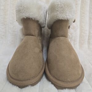 Warm Tan Kids Boots with Plush White Lining